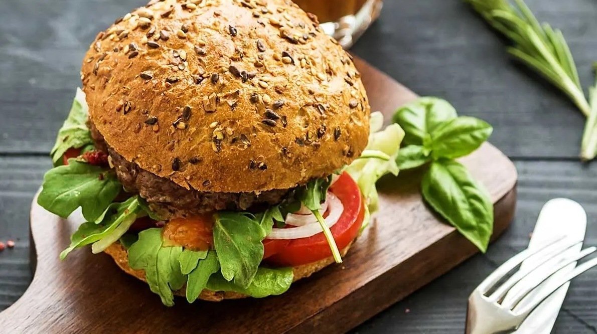 Vyvážený fitness hamburger plný chuti